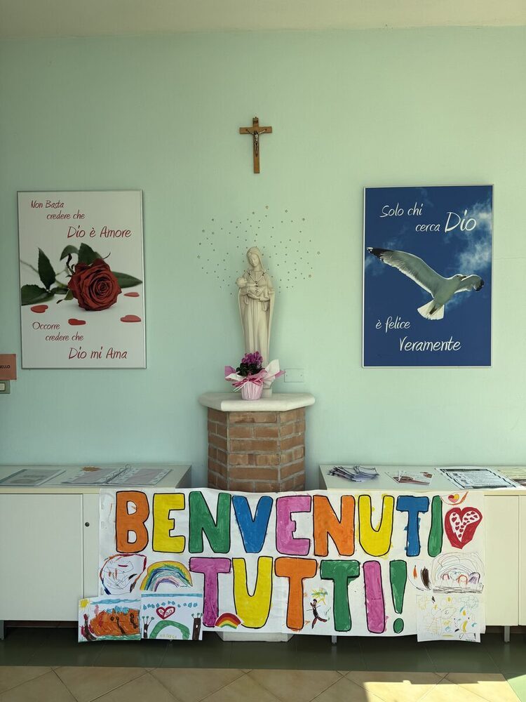L'ingresso della scuola con lo striscione "Benvenuti tutti!" realizzato dai bambini