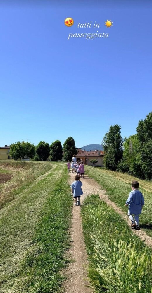 Bambini in passeggiata lungo un sentiero di campagna